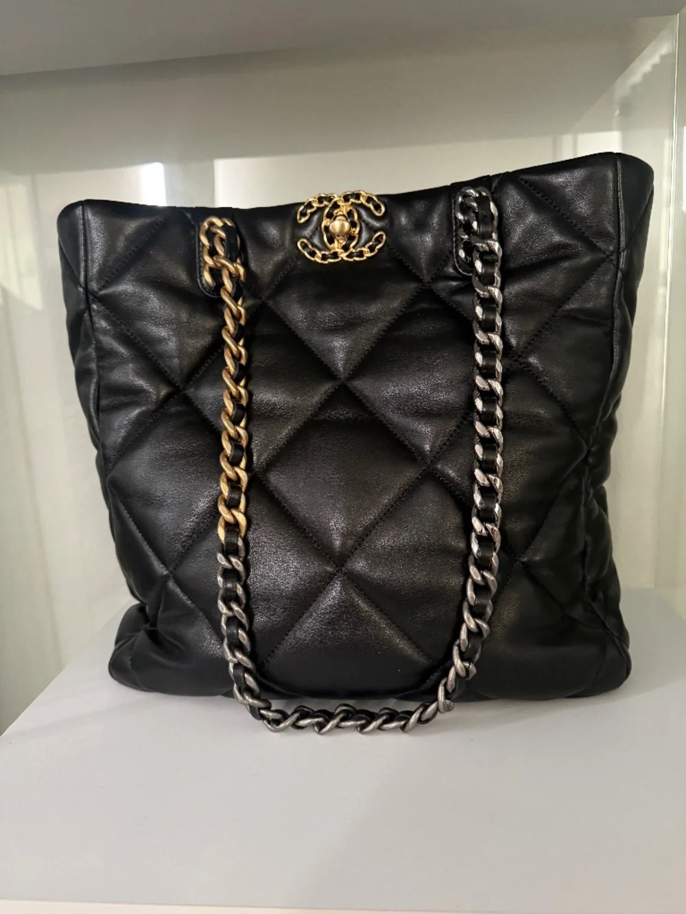 2022 Chanel 19 shopping bag
